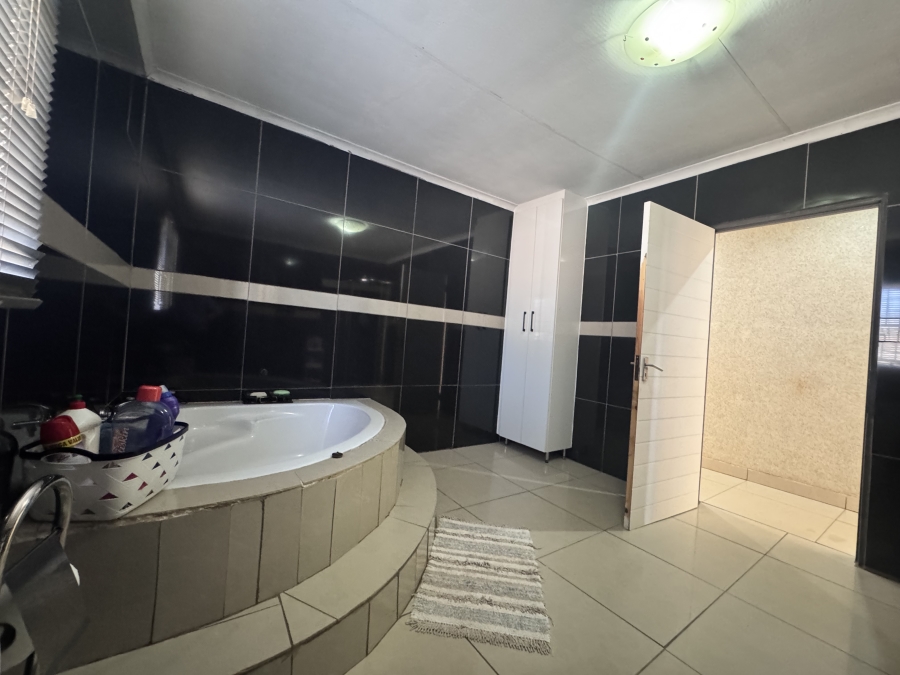 3 Bedroom Property for Sale in Kanana North West